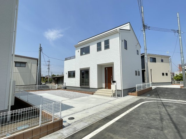 藤岡市上戸塚第6（全12棟）5号棟の外観|ナチュラルで飽きの来ないデザインは流行に左右されない家の形です。外構も綺麗に仕上がっています(^▽^)/
