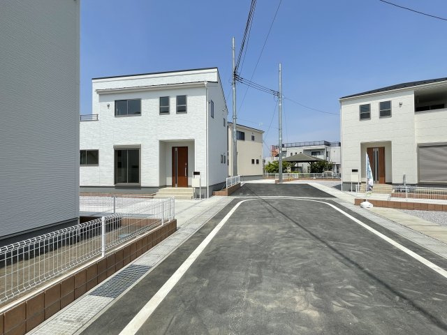 藤岡市上戸塚第6（全12棟）5号棟の前面道路含む現地写真|建物完成済みでございます。お部屋のご内覧可能でございます。お気軽にお問合せ下さいませ(^▽^)/