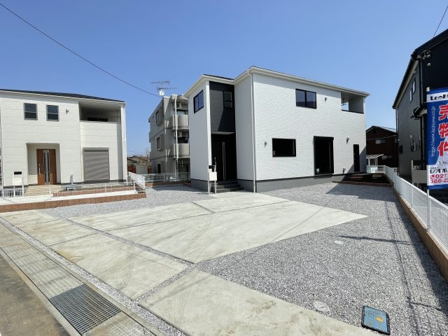 藤岡市上戸塚第6（全12棟）8号棟の前面道路含む現地写真