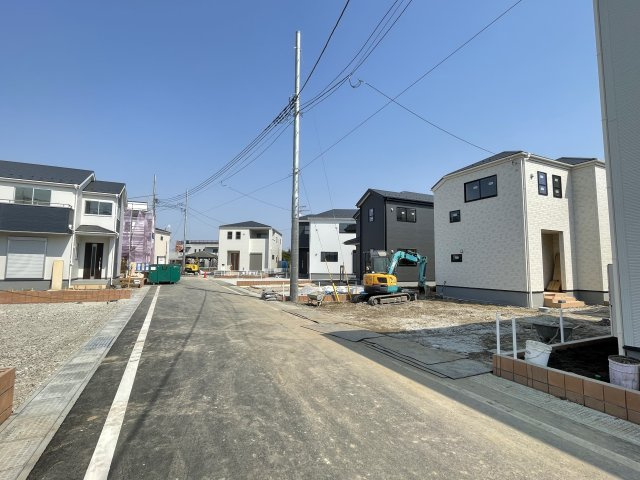藤岡市上戸塚第6（全12棟）8号棟の前面道路含む現地写真
