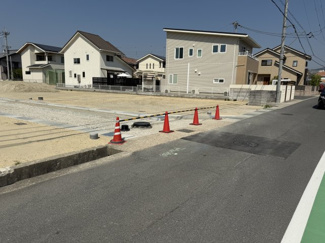 【前面道路含む現地写真】