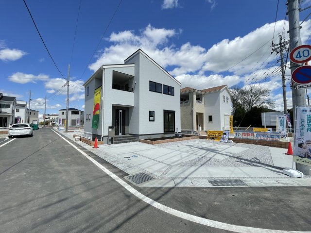 藤岡市上戸塚第6（全12棟）11号棟の外観|ナチュラルで飽きの来ないデザインは流行に左右されない家の形です。外構も綺麗に仕上がっています(^▽^)/
