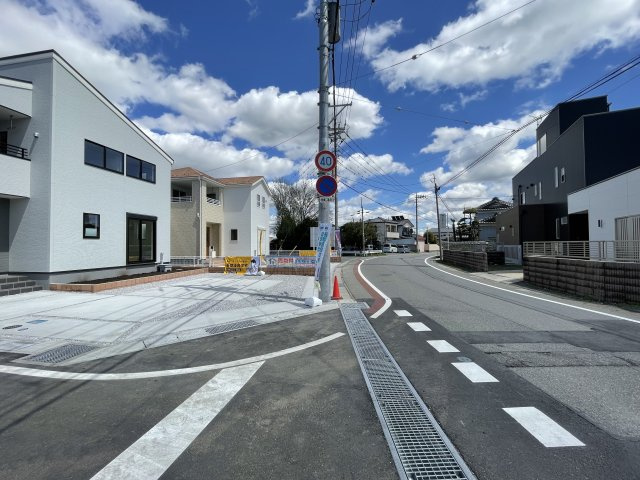 藤岡市上戸塚第6（全12棟）11号棟の前面道路含む現地写真