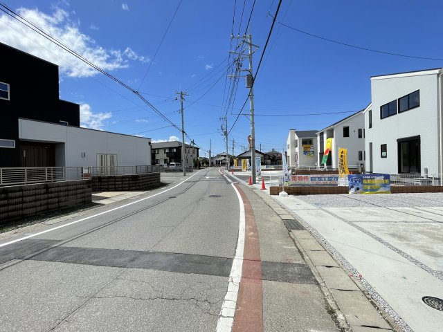藤岡市上戸塚第6（全12棟）12号棟の前面道路含む現地写真|前面道路含む現地写真です
