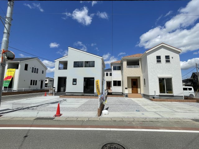 藤岡市上戸塚第6（全12棟）12号棟の前面道路含む現地写真