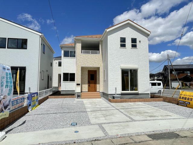 藤岡市上戸塚第6（全12棟）12号棟の外観|隣地との距離も保ちながらも綺麗な街並みに溶け込みました！
駐車スペースやお庭も十分に確保しています！