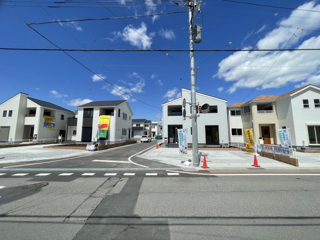 藤岡市上戸塚第6（全12棟）12号棟の前面道路含む現地写真