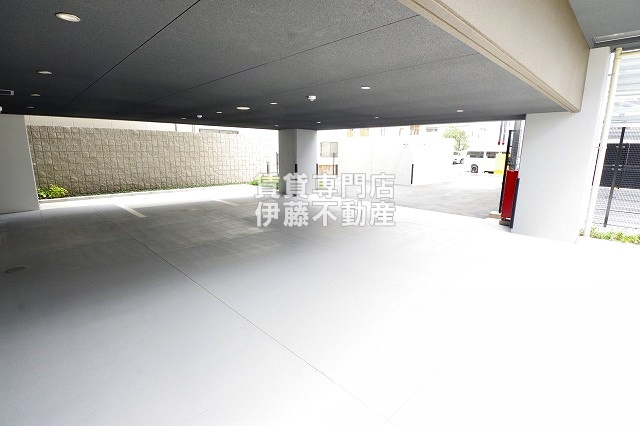 CREST TAPP平安通の駐車場