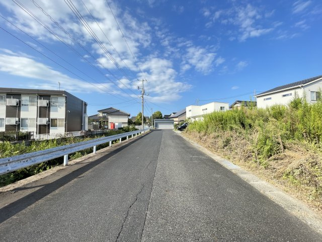 海田西町一丁目　土地の前面道路含む現地写真
