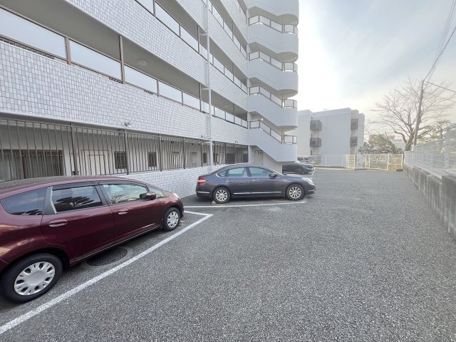 ライオンズマンション筑紫丘の駐車場