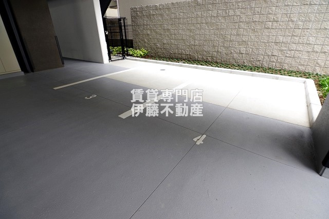 CREST TAPP平安通の駐車場