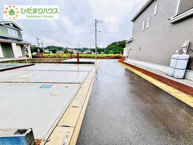 熊谷市塩　新築一戸建て　いろどりアイタウン　04の前面道路含む現地写真