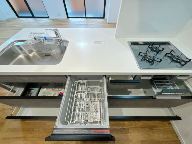 【キッチン】 | シティライフ野間レイクビュー☆仲介手数料半額☆ | 食洗機があれば、洗い物はあっという間に終わらせることができます。食後はゆっくり映画鑑賞の時間に充ててみてはいかがでしょうか♪