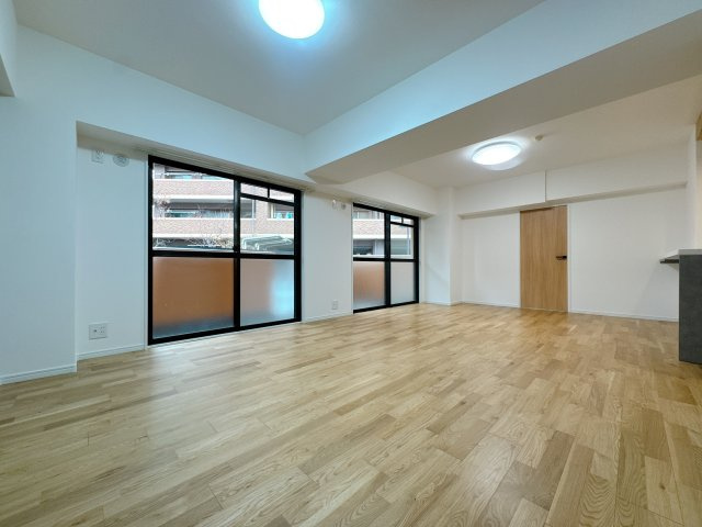 【居間・リビング】 | シティライフ野間レイクビュー☆仲介手数料半額☆ | 照明をつけなくても自然光で明るいお部屋です♪優しいお色のフローリングで落ち着きのある空間に。シンプルな間取りはどんな家具でも合いそうです。