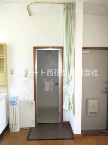 グレイス桜台の設備|脱衣場が専用でありませんので、浴室前はカーテンで仕切ることが出来ます。