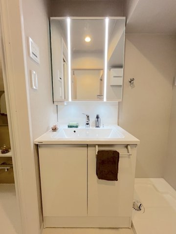 三愛シティライフ箱崎12の独立洗面台