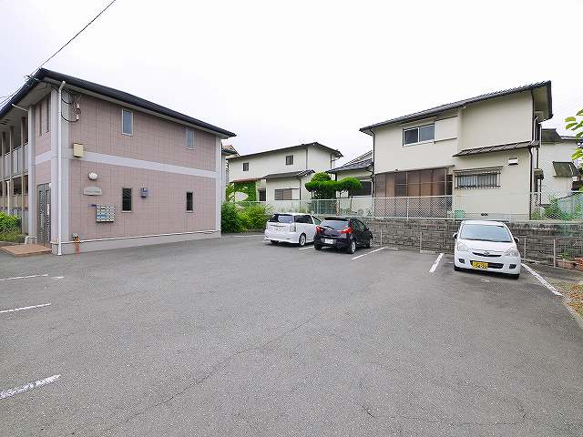 グレイス学園前の駐車場|駐車場があるので、車を買う予定の方も安心です