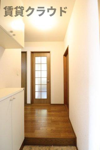 コンフォールＡの玄関|収納もある玄関です