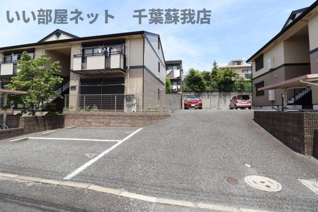 コンフォールＡの駐車場|駐車場があるので、車を買う予定の方も安心です