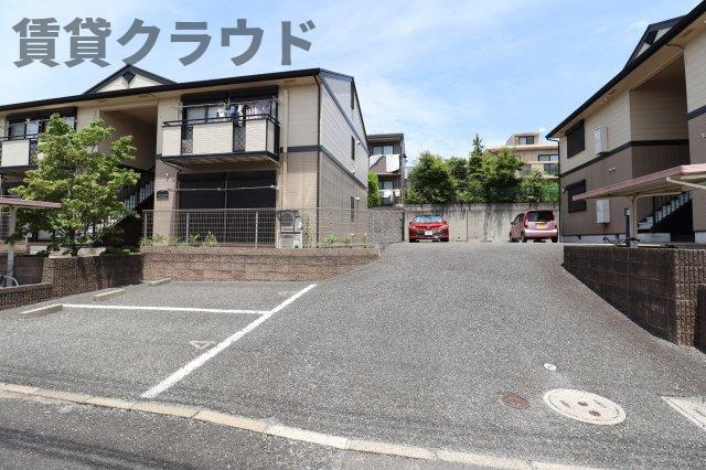コンフォールＡの駐車場|駐車場があるので、車を買う予定の方も安心です