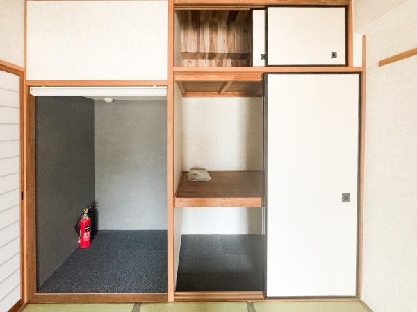 マンション祇園の収納|布団や季節物の収納に便利な棚付き収納。上下段に分かれており、使いやすさに優れています。扉付きで見た目もすっきりと保て、和室をより快適に活用できます！