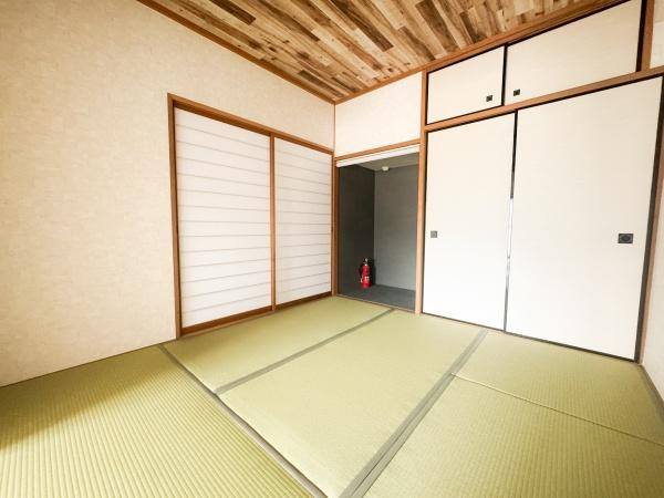 マンション祇園の和室|畳の温かみが感じられる和室は、どこか懐かしく落ち着きます。大きな窓から自然光が差し込み、明るく開放感のある空間が広がっています。