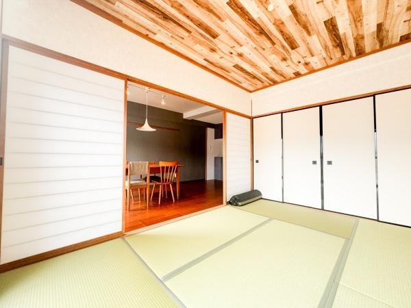 マンション祇園の和室|リビング横の和室は、子育てスペースや来客時に便利。収納もあり家族や親戚が集まる場面でも安心して使える空間です。