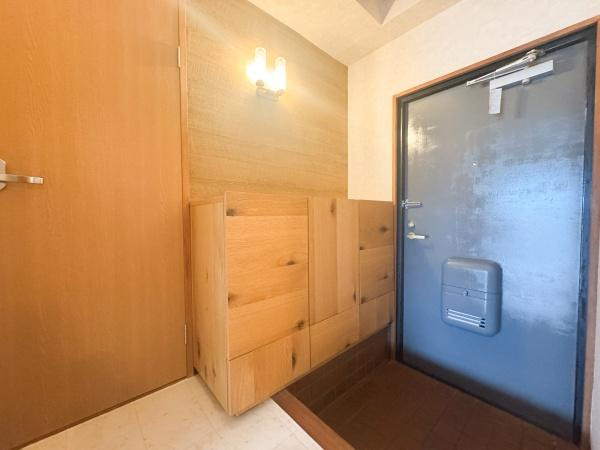 マンション祇園の玄関|玄関を入ると、和室やキッチン、リビング、トイレがすぐにアクセスできる便利な動線が広がります
