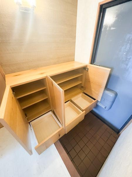 マンション祇園の玄関|備え付けのシューズBOXは、収納力たっぷりです