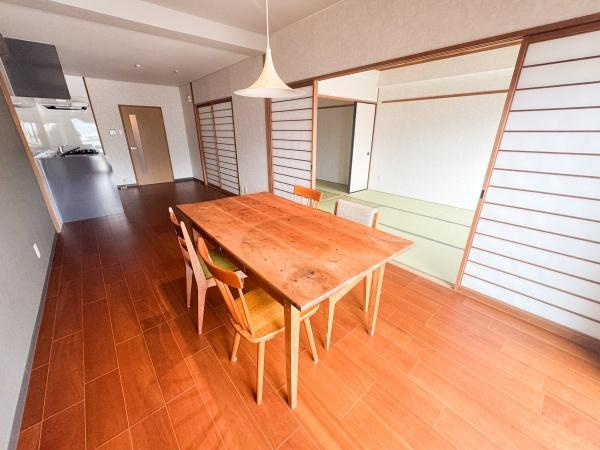 マンション祇園の居間・リビング|ペンダントライトでオシャレな雰囲気