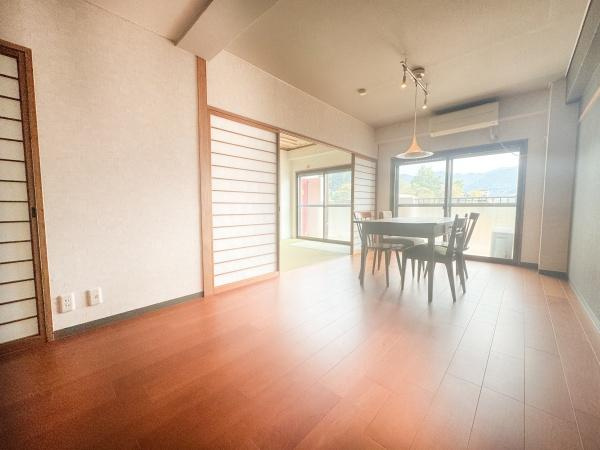 マンション祇園の居間・リビング|奥行きのある開放的なリビング。