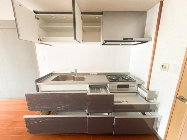 マンション祇園のキッチン|カップボードもあり収納が充実、お料理も捗りそう。