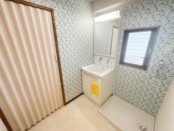 マンション祇園の独立洗面台|壁に直接取付ける水栓でお手入れしやすい、洗面化粧台。