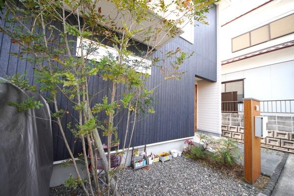 政所　中古の玄関|植栽の映えるアプローチ