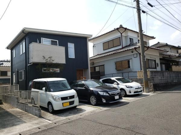 政所　中古の前面道路含む現地写真|駐車スペースは並列で3台可能