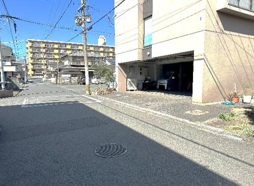 岩田町1丁目　土地の前面道路含む現地写真|西側にある道路です。