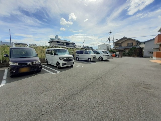 リヴェールの駐車場