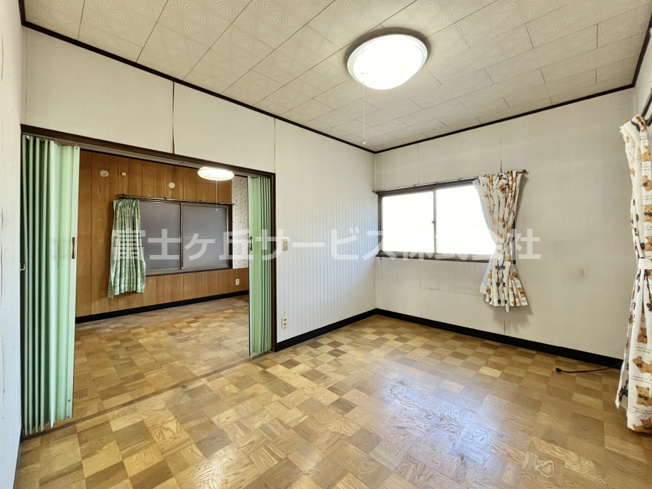 【庭】 | 磐田市見付河原町　中古住宅 | 屋外の倉庫、6帖ほどの広さがあります