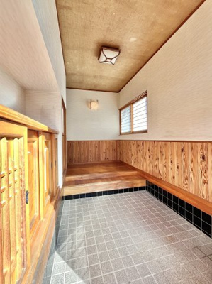 【玄関】 | 磐田市見付河原町　中古住宅 | きれいな玄関です