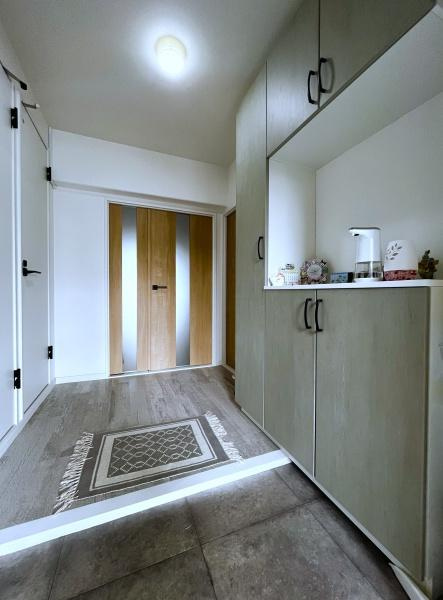 パークサイドいのの玄関|シューズボックスがたくさんの靴をすっきりと収納し、家族全員の靴がきちんと整理されます。靴の収納に悩むことや玄関が混雑する心配もありません！家族全員が快適に使えるスペースになっています♪