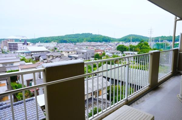 パークサイドいののバルコニー|広々としたバルコニーがあるので、洗濯物や布団を気持ちよく干すことができます！このバルコニーで、のんびりとお茶を飲んだり、読書をしたりする時間も素敵ですね♪
