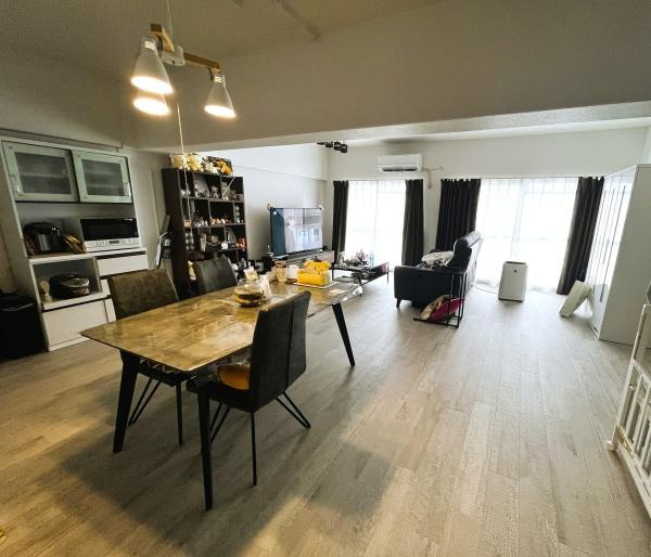 パークサイドいのの居間・リビング|広い窓からたっぷりの自然光が入り、一日中気持ちのいい日差しを感じられます！家族や友人と集まる理想的な場所で、暖かな時間を共有し、心に残る思い出を作ることができます♪ 毎日がもっと特別になりますね！