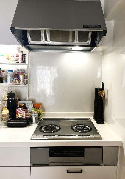 パークサイドいののキッチン|三口コンロがあると料理の効率がぐんと上がります！複数の鍋やフライパンを同時に使えるので家事の時間も大幅に短縮されます。忙しい毎日をサポートしてくれ、家族との大切な時間にもっと集中できるのが魅力ですね♪