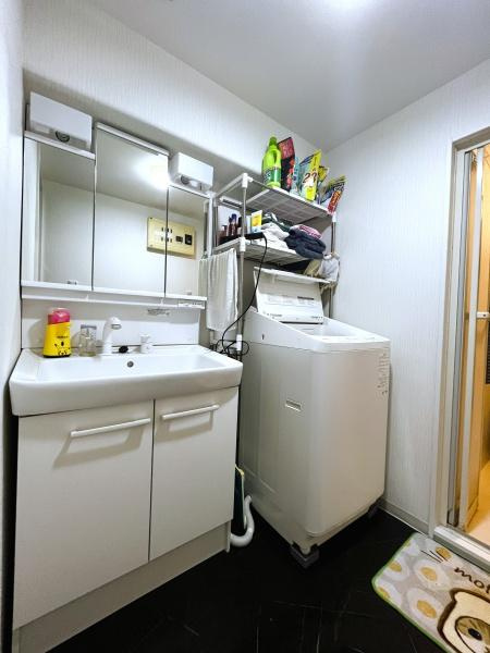 パークサイドいのの独立洗面台|広い洗面室で効率的に収納スペースを作れます！身の回りのものをすっきり整えて使いやすい空間に♪自分のスタイルに合わせて収納を配置し、毎日の生活を快適にサポートします。こんな洗面室で朝の支度もスムーズに！