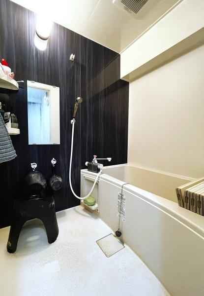 パークサイドいのの浴室|お風呂はお家のリラックススポット！広々とした空間で日々の疲れを癒してくれます。忙しい生活から少し離れて心地よい湯に浸かりながらストレス解消♪リフレッシュした気分で新しい日々に臨むことができます