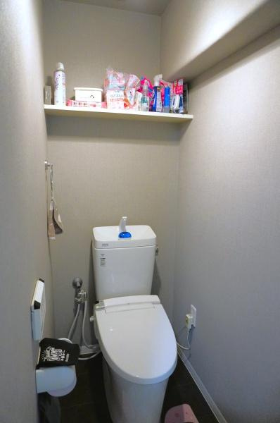 パークサイドいののトイレ|トイレはスタイリッシュなデザインで、お手入れもラクラクです。毎日使う場所だからこそ、清潔で心地よい空間が大切。見た目も機能も兼ね備えていて、毎日の生活をもっと快適にします！