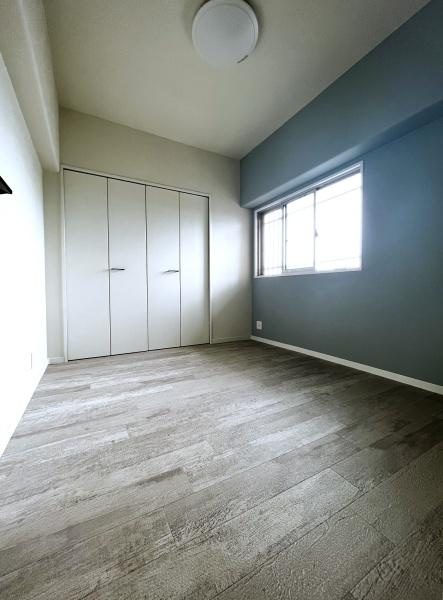 パークサイドいのの洋室|洋室は日当たりが良く、その明るさが魅力です。広々とした大きな窓からたっぷりの自然光が差し込み、室内を明るく心地よい雰囲気で満たします。陽光が溢れるこの部屋で、毎日を明るい気分で楽しむことができます♪