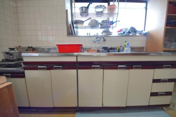 別府市新別府　中古戸建てのキッチン|収納箇所の多いキッチン