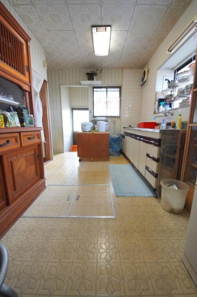 別府市新別府　中古戸建てのキッチン|キッチン通路幅も作業のしやすい広さ