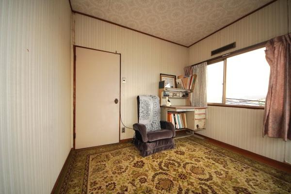 宮崎台　中古の洋室|洋室は日当たりが良く、その明るさが魅力です。広々とした大きな窓からたっぷりの自然光が差し込み、室内を明るく心地よい雰囲気で満たします。陽光が溢れるこの部屋で、毎日を明るい気分で楽しむことができます♪